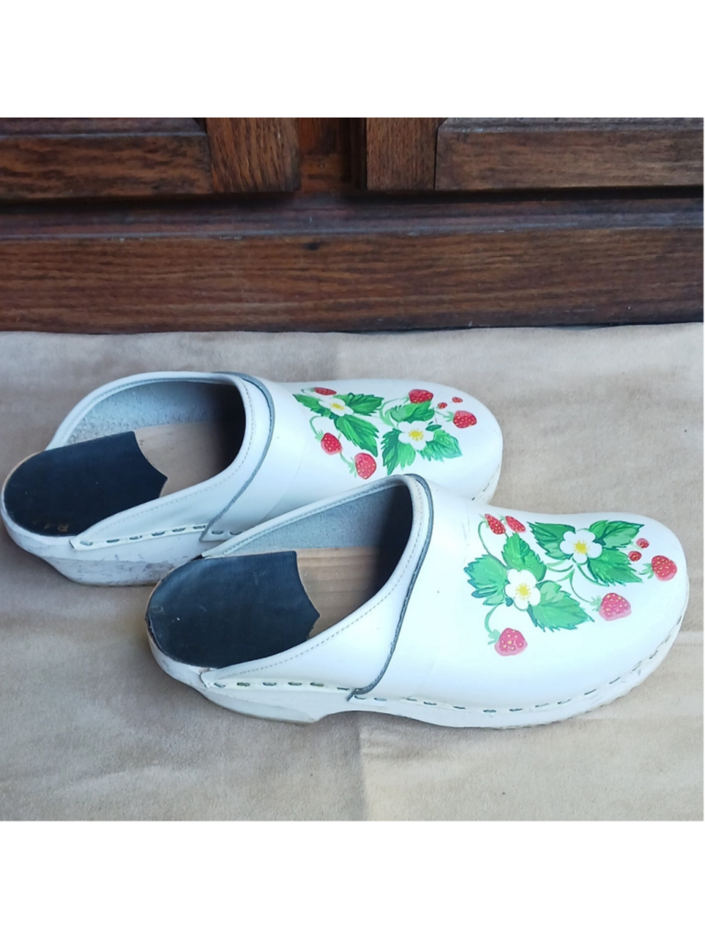 VTG Vollsjö Womens US 7 White Leather Slip On Clogs Strawberry Floral Wood